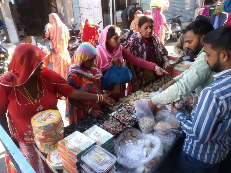 बाजारों में खरीदारी की रौनक, तिल के व्यंजन और पतंगों की बिक्री