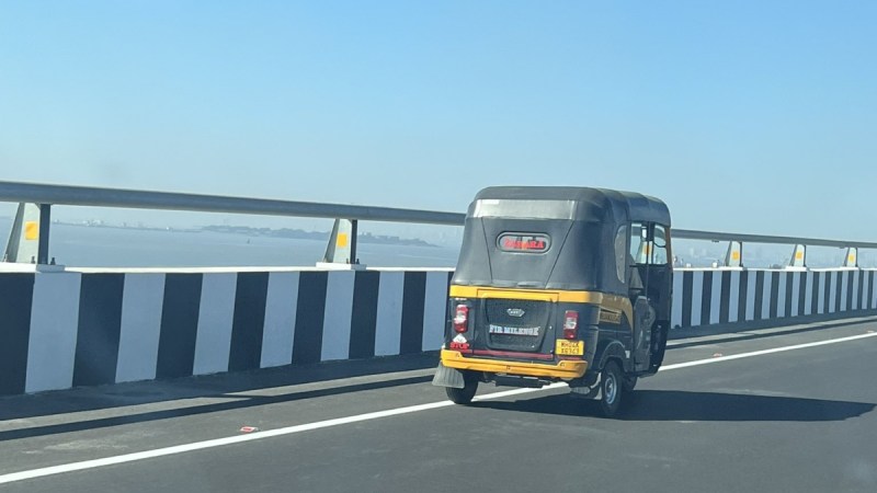 auto_rickshaw_at_atal_setu.jpg