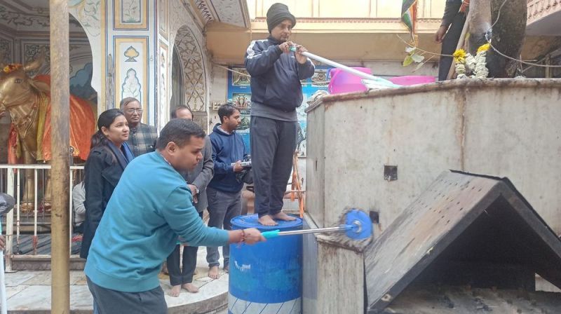मेयर व आयुक्त ने ताड़केश्वर महादेव मंदिर में लगाई झाडू, पानी से की धुलाई