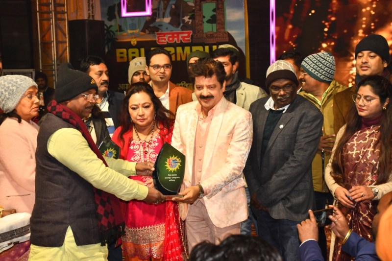 बॉलीवुड गायक उदित नारायण की प्रस्तुति से मंत्रमुग्ध हुए दर्शक, शिव प्रतिमा पर लेजर लाइट शो ने जीता दिल