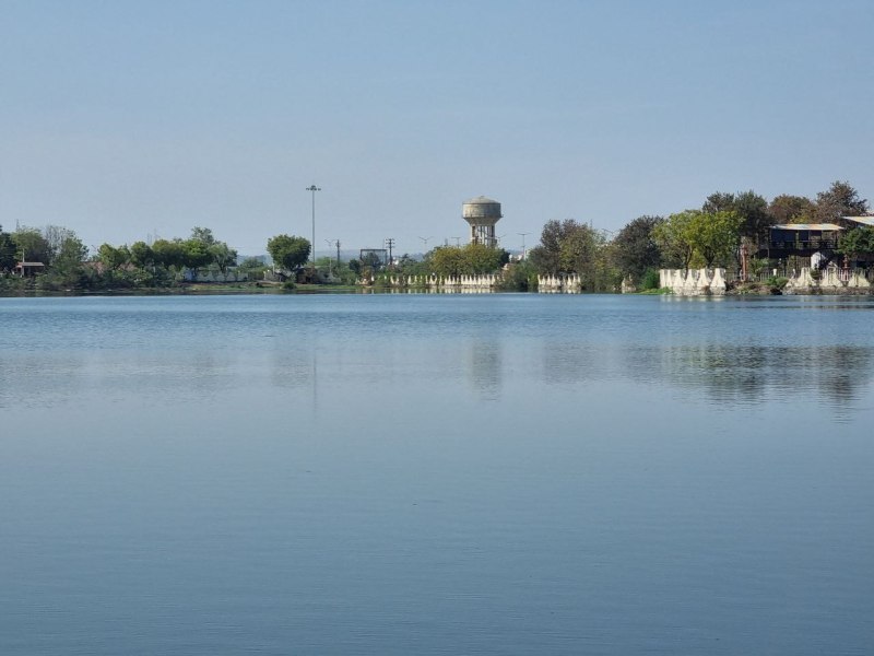 मानसरोवर झील पर्यटन से दूर