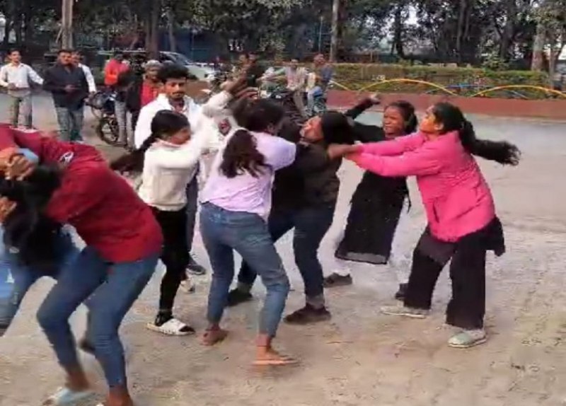 Girl fighting video viral