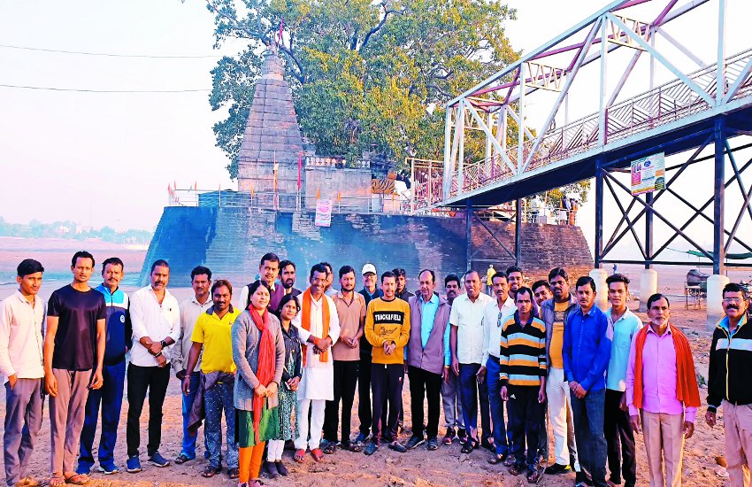 स्वच्छ तीर्थ अभियान : कुलेश्वर महादेव मंदिर परिसर हुआ चकाचक