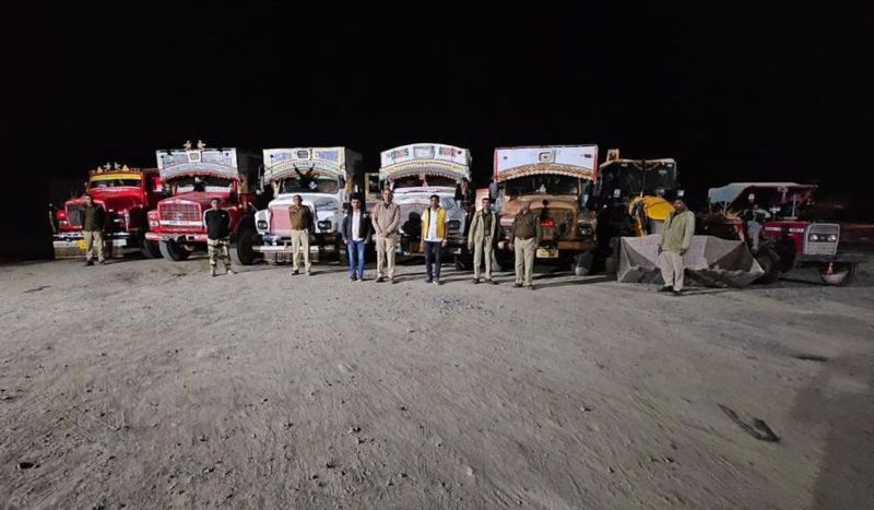 अवैध बजरी परिवहन करते 13 ट्रक सहित 16 वाहन जब्त