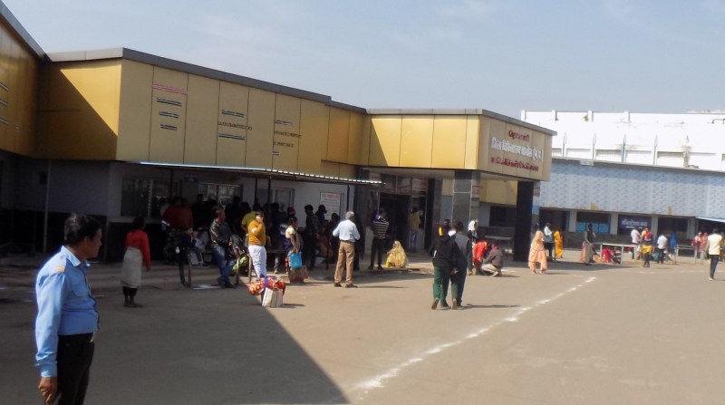 अस्पताल में मौसमी बीमारी की पूरी दवाई नहीं, बाहर से दवा लेने को मजबूर हो रहे मरीज