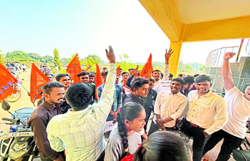 पूरक परीक्षा में खराब परिणाम से भडक़े विद्यार्थियों ने देवभोग कॉलेज में जड़ा ताला