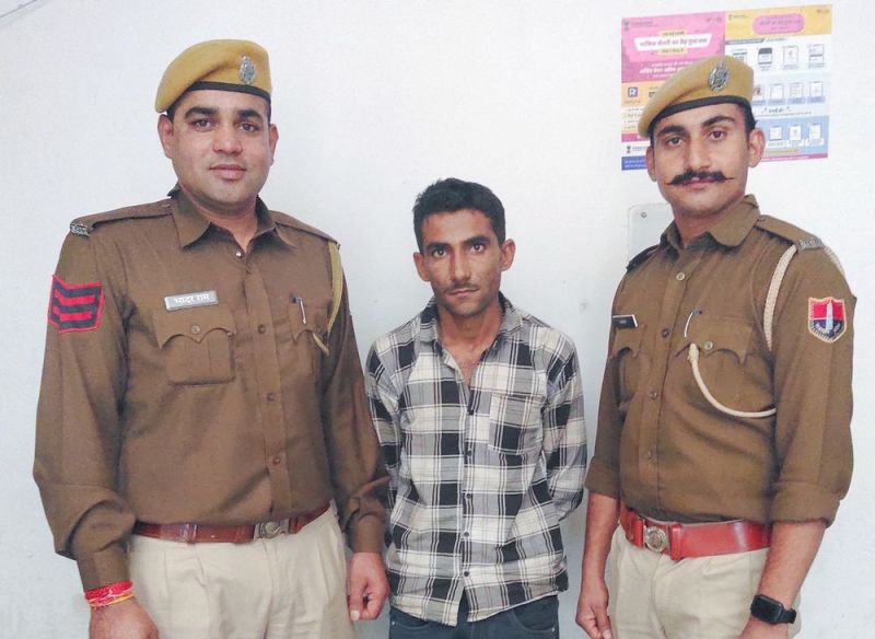 एटीएम कार्ड बदल कर रुपए निकालने के मामले में पुलिस ने गिरफ्तार किया