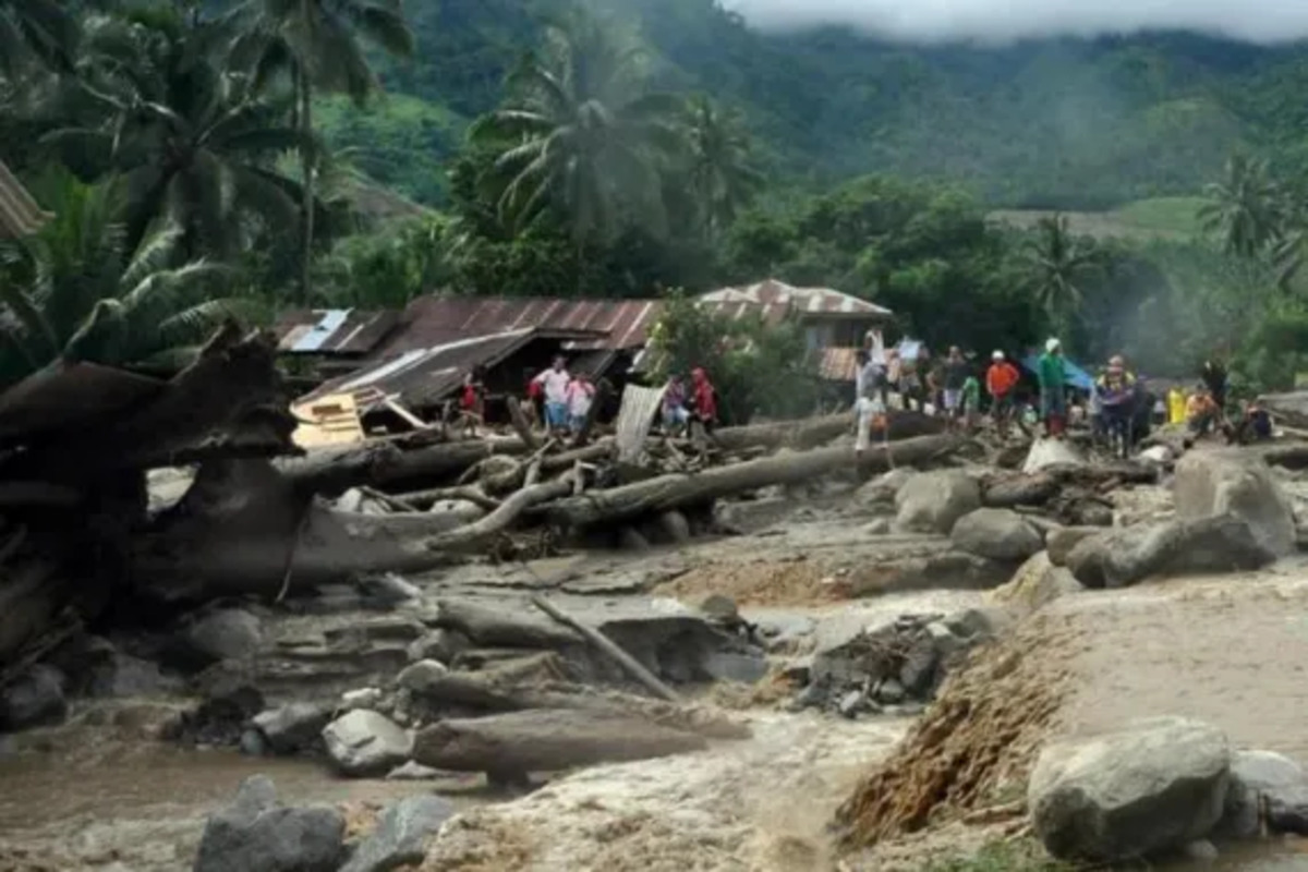 heavy_rains_trigger_landslide_in_philippines_house.jpg