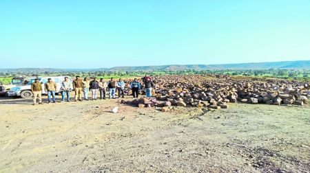 अवैध खनन पर चोट, 300 टन पत्थर जब्त, अवैध स्टॉक पर छापा, 225 ट्रॉली जब्त