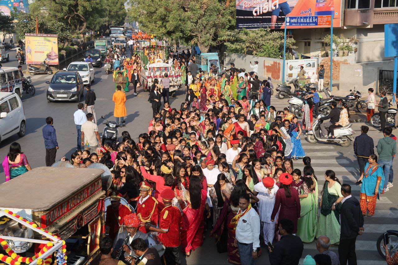 जीयू में रामायण की शोभायात्रा, अंबेडकर विवि में राममय कलश यात्रा में उमड़े
विद्यार्थी