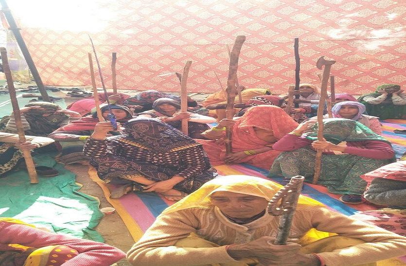 महापड़ाव स्थल पर लाठी-फरसा लेकर पहुंची महिलाएं…!