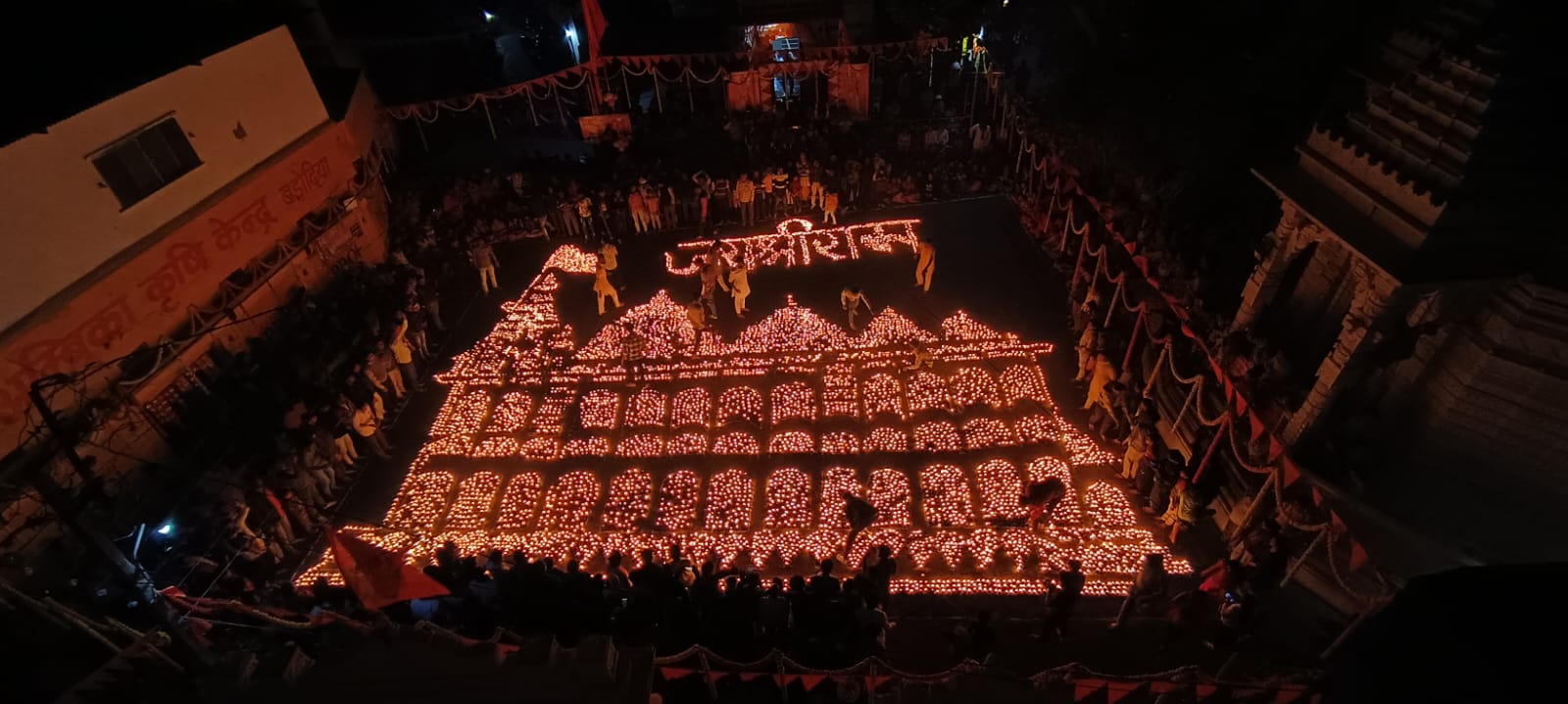 10 हज़ार दीपों से उकेरी राम मंदिर की छवि