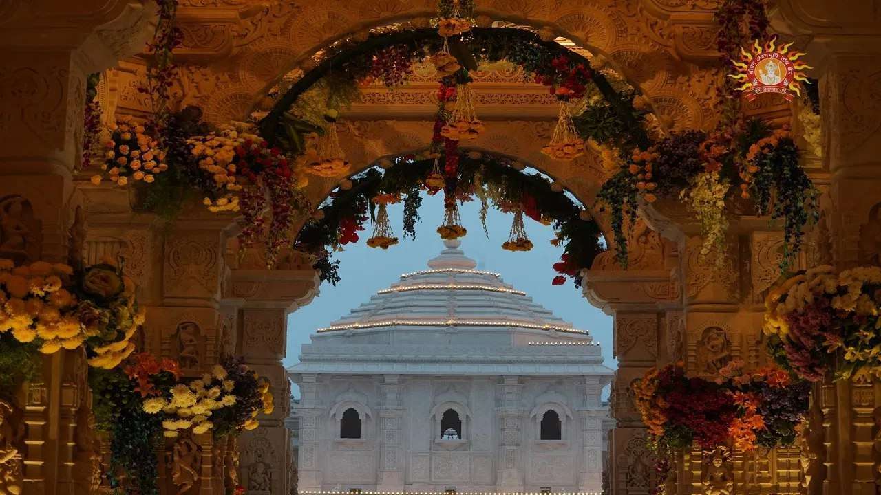 Photos: प्राण प्रतिष्ठा से पहले करें रामलला के दिव्य दर्शन, देखें राम मंदिर की
खूबसूरत तस्वीरें