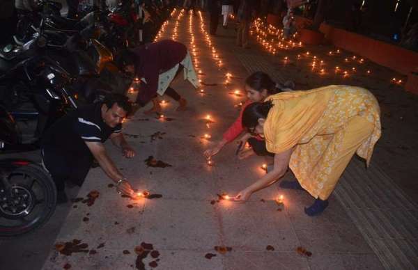 राम भक्त घर-घर जला रहे दीप 