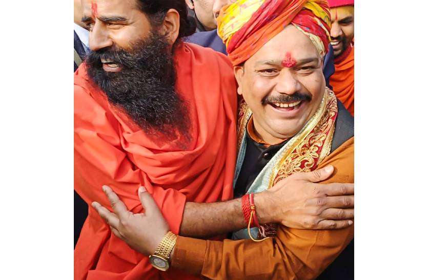 baba_ramdev_ke_sath_pandokhar_sarkar.jpg