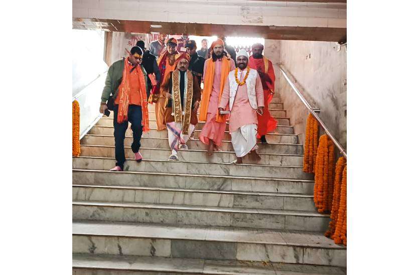 pandokhar_sarkar_in_ayodhya_ram_mandir_1.jpg