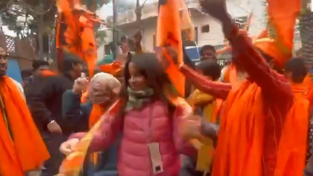Video: हाथों में भगवा झंडा, माथे पर तिलक, विदेशी पर्यटकों ने जय श्री राम के
नारों के साथ लगाए ठुमके