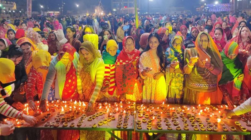 कृपा सिंधु जब मंदिर गए। पुर नर नारि सुखी सब भए..