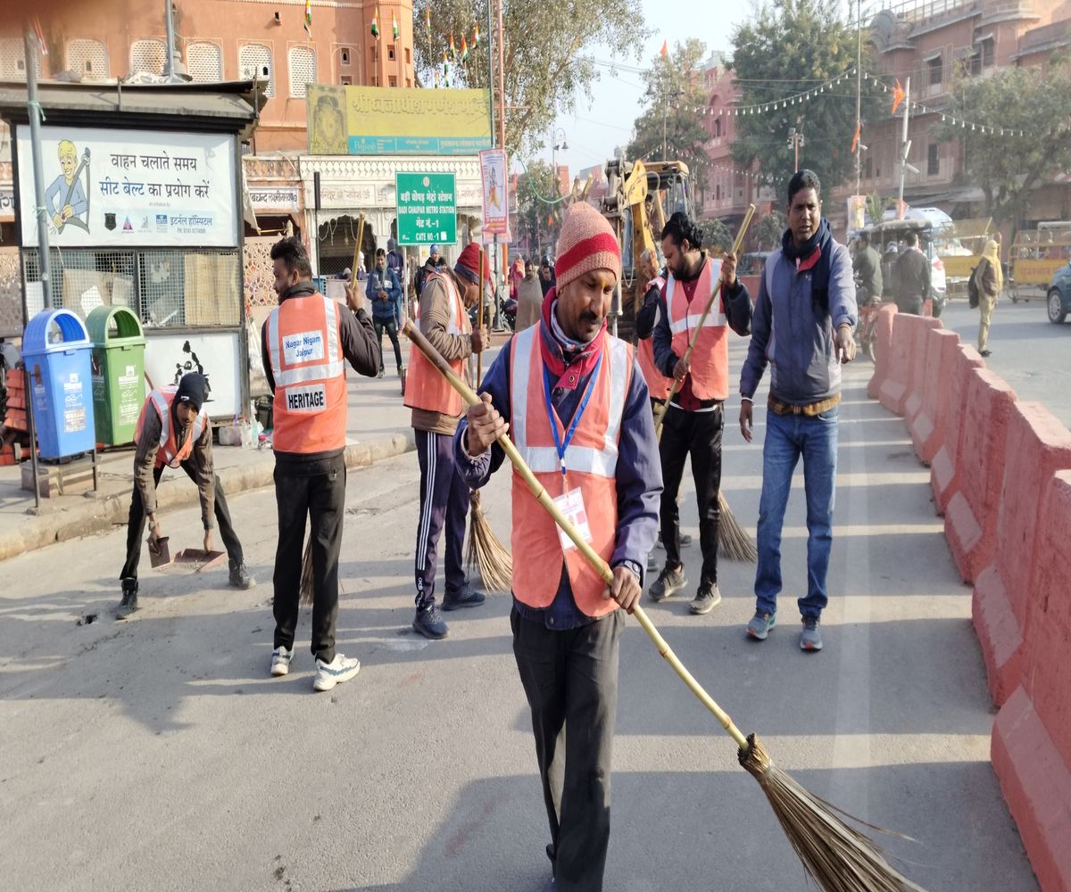 आईएएस ने की पहल तो सुरक्षा जैकेट में नजर आने लगे सफाईकर्मी, धरातल पर भी असर