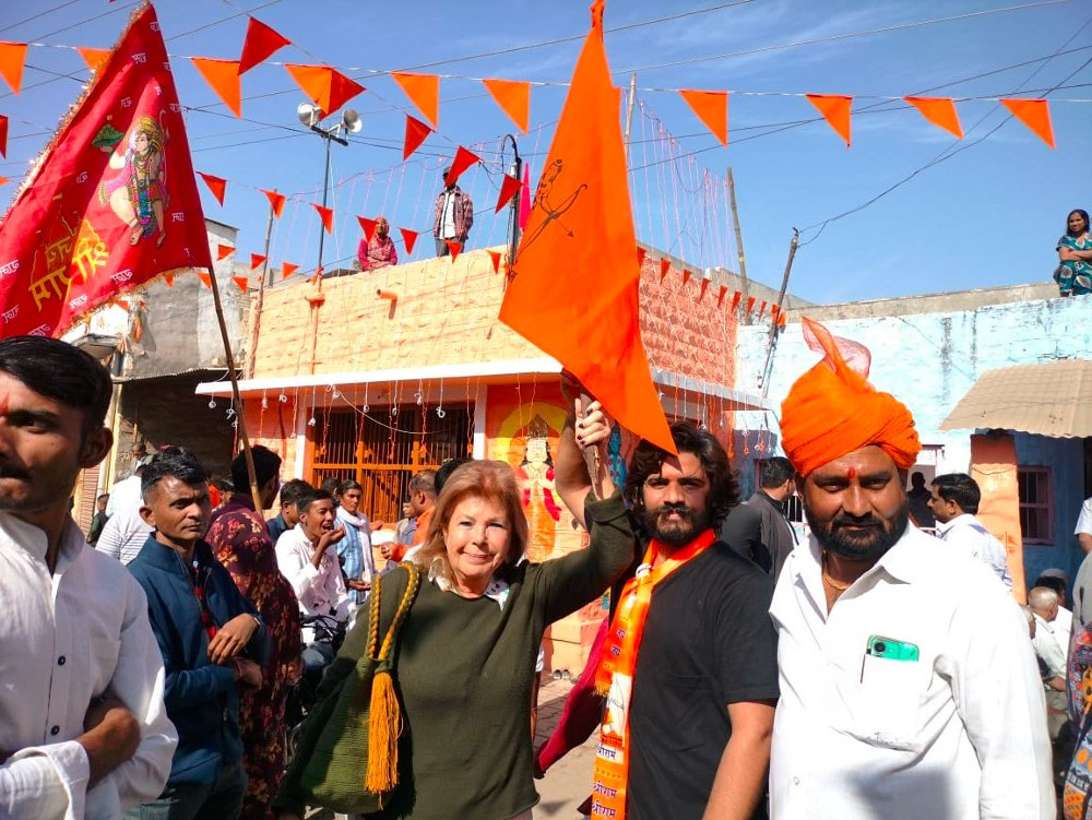 राजस्थान: विदेशी सैलानियों ने थामा भगवा ध्वज, लगाए प्रभु श्रीराम के जयकारे