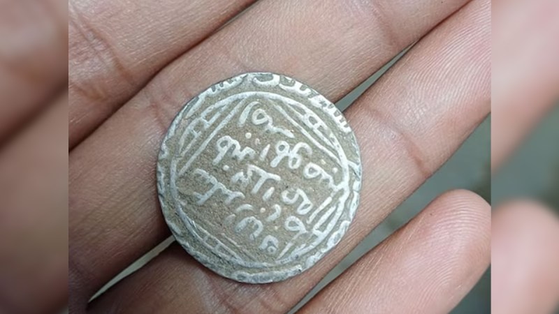 mughal-era-treasure-found-in-soil-excavation-in-sambhal.jpg