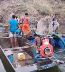 रेत माफिया नाव पर मशीनें लगाकर नर्मदा में कर रहे अवैध खनन