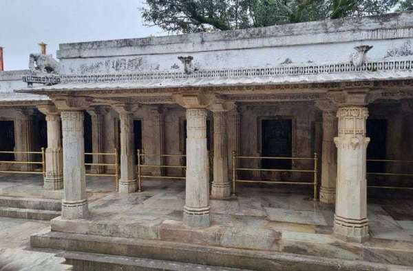 delwara_jain_temple_mount_abu_1.jpg
