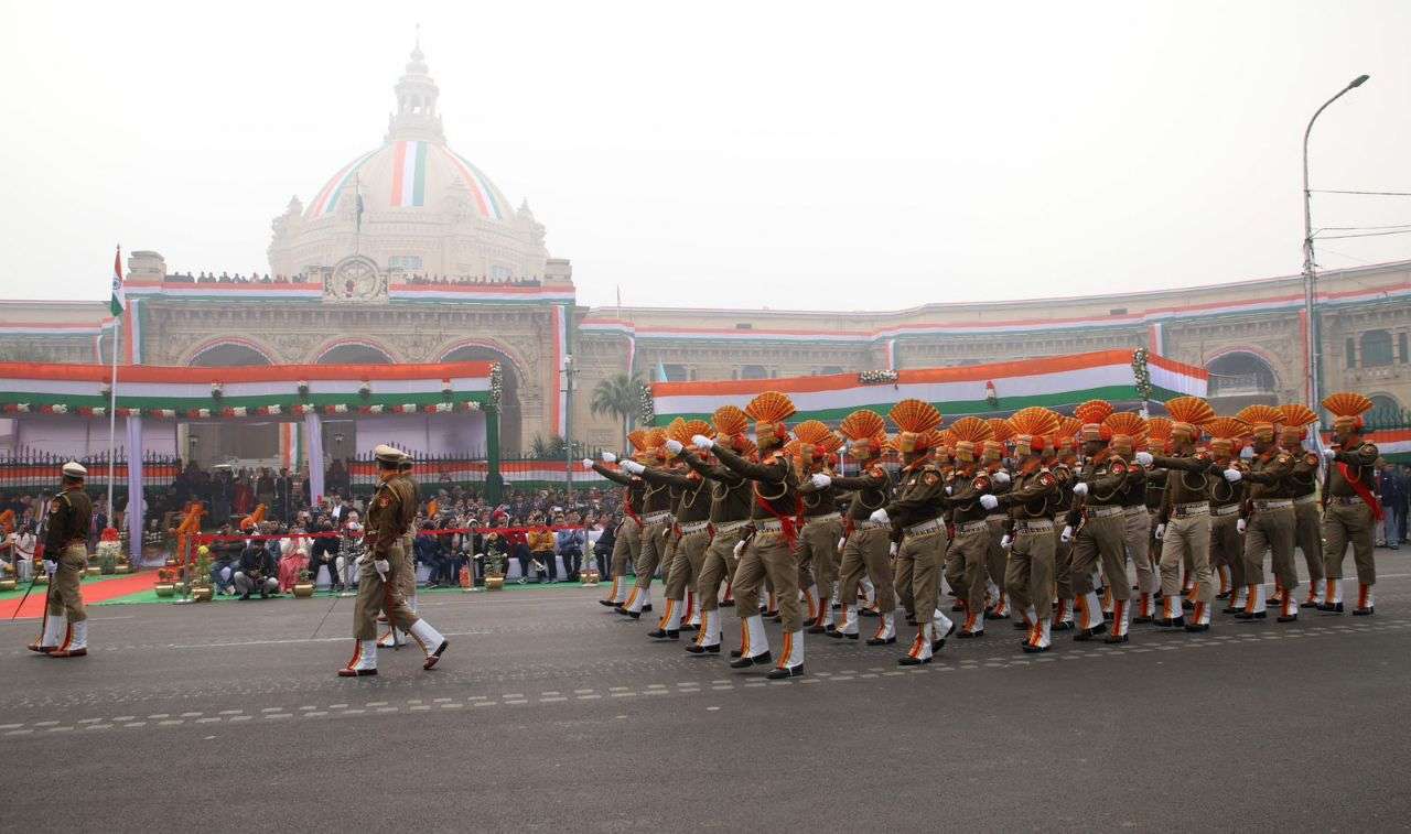 Video: लखनऊ विधानसभा पर हुई परेड, दिखा सभी में उल्लास, सीएम ने बच्चों को लगाया गले