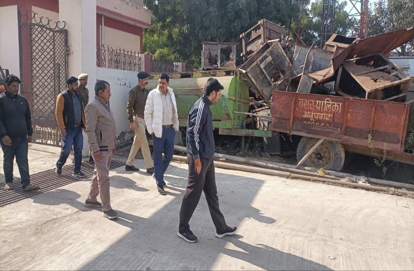 दिया तले अंधेरा : नगरपरिषद परिसर में ही सफाई व्यवस्था कलक्टर को नहीं आई पसंद ,सुधारने के दिए निर्देश