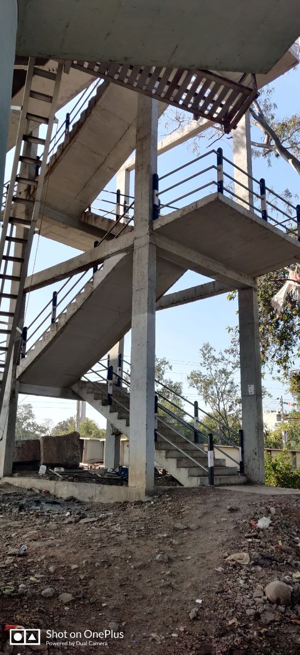 ब्रिज पर सीढिय़ों की मिली सौगात, नीचे की सडक़ बनने का इंतजार