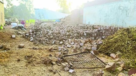 रात के अंधेरे में जेसीबी चला कर तोड़ दिए घर और नींव