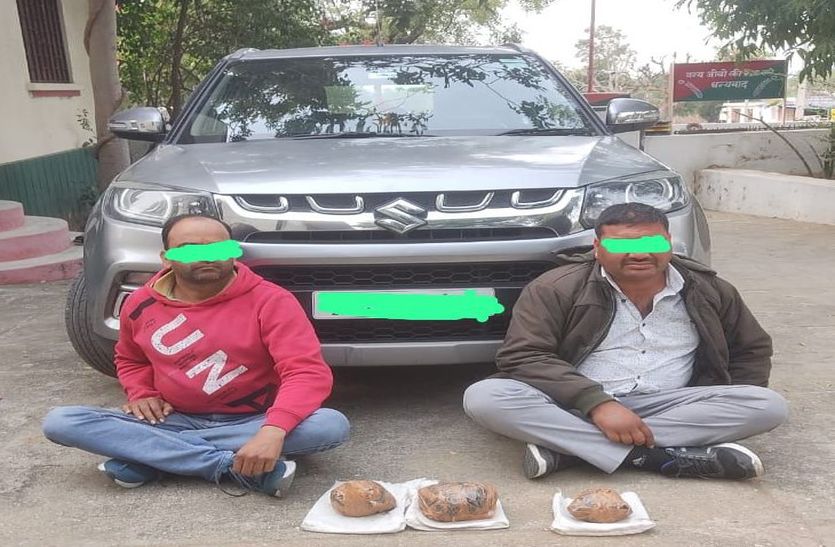 कार के बोनट में छुपाकर ला रहे थे अफीम