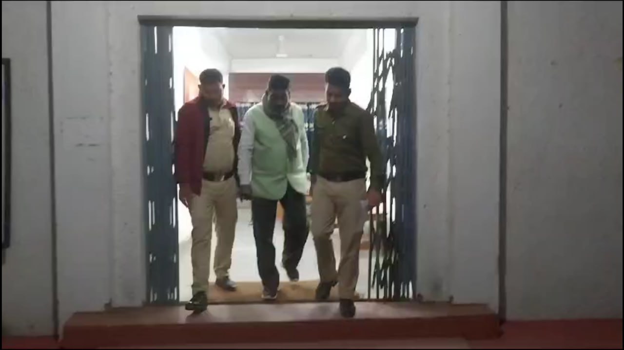 छात्रों को एक धर्म विशेष के आराध्यों को न मानने की शपथ दिलाने वाला प्रधान पाठक सस्पेंड, पुलिस ने किया गिरफ़तार