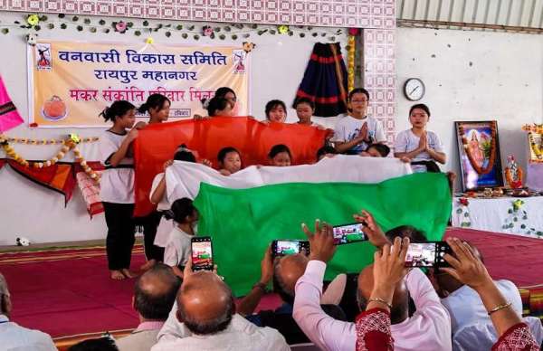 मुख्य वक्ता ने अपने उदबोधन में कल्याण आश्रम के बहुआयामी उद्देश्यों के साथ ही साथ कल्याण आश्रम की जनजातीय समाज में विभिन्न क्षेत्रों में योगदानों की जानकारी दी। कार्यक्रम में शबरी कन्या छात्रावास की बहनों द्वारा विभिन्न सांस्कृतिक नृत्य , राम भजन , सांस्कृतिक गीत व योग की प्रस्तुति दी गई ।