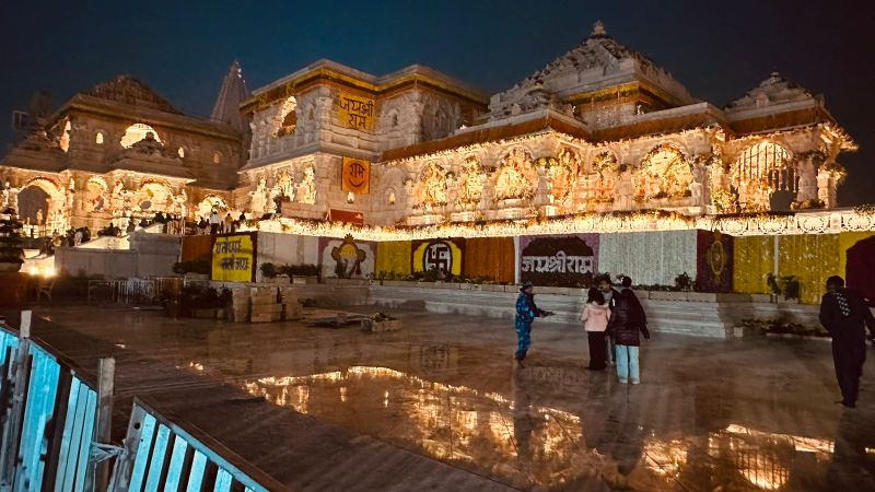 हाड़ कंपा देने वाली ठंड भी नही रोक पा रही है राम भक्तों का सैलाब.... छह दिन के 19 लाख भक्तों के किया रामलला के दर्शन