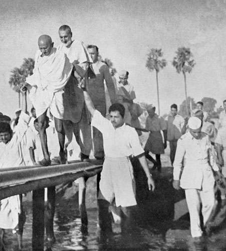 abdul_gaffar_khan_ke_sath_jahanabad_bihar_28_march_1947.jpg