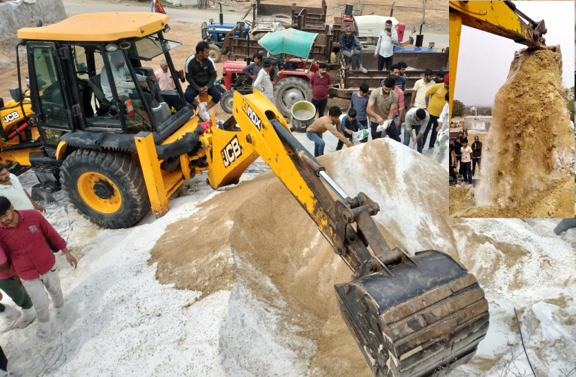 थ्रेसर से पिसाई कर 515 क्विटंल चूरमे में JCB से खांड, घी, काजू, बादाम और खोपरा मिलाया