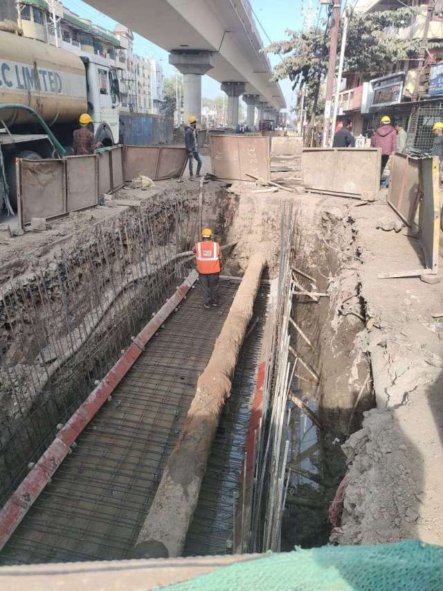 Amazing engineering: Now the flyover road will be dug for the sewer line!