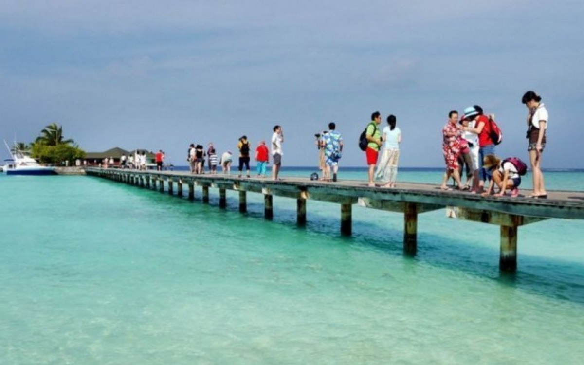 tourists_in_maldives.jpg