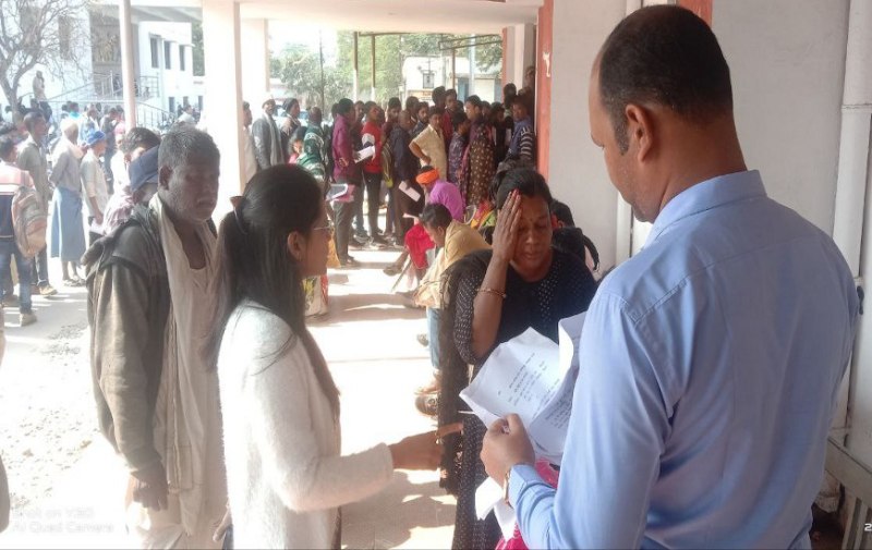 जनदर्शन में पेट्रोल लेकर आत्मदाह करने बेटी के साथ पहुंची महिला, मचा हडक़ंप, फिर तहसीलदार ने किया ये काम