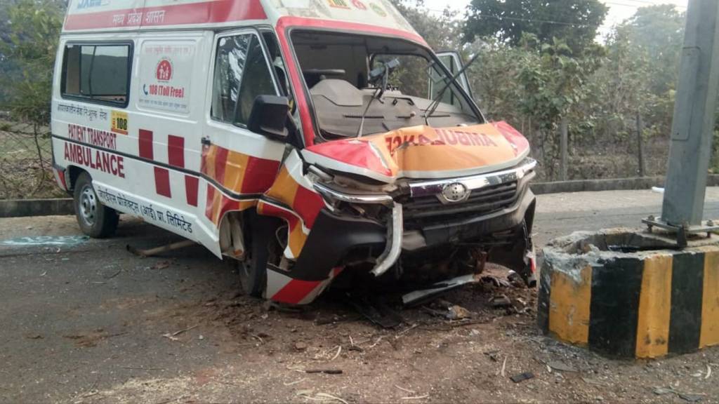 108 ambulance lost control and crashed, pilot, ASHA worker and pregnant woman seriously injured