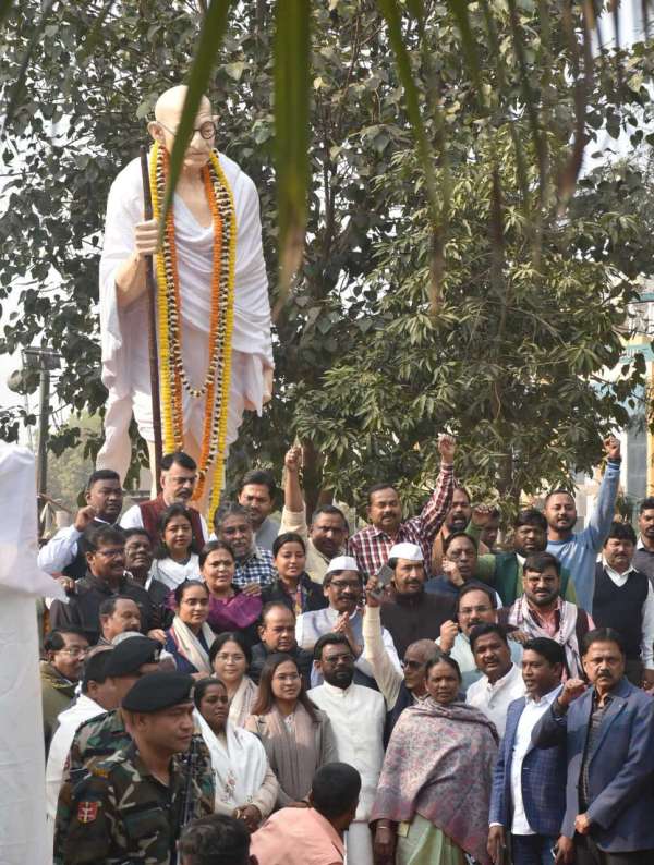 बैठक के बाद सत्ताधारी दल के विधायक बापू वाटिका पहुंचे। कुछ ही देर में मुख्यमंत्री हेमंत सोरेन भी बापू वाटिका पहुंचे और वहां महात्मा गांधी की प्रतिमा पर माल्यार्पण कर श्रद्धा सुमन अर्पित किया।