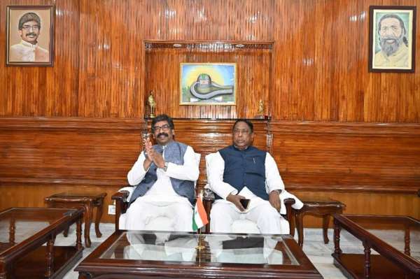 इस बीच मुख्यमंत्री हेमंत सोरेन ने पहली बार लापता होने की अटकलों पर चुप्पी तोड़ी। उन्होंने कहा कि मैं तो जनता के दिल में हूं, कहां जाऊंगा। क्या मैं कहीं आ-जा भी नहीं सकता।