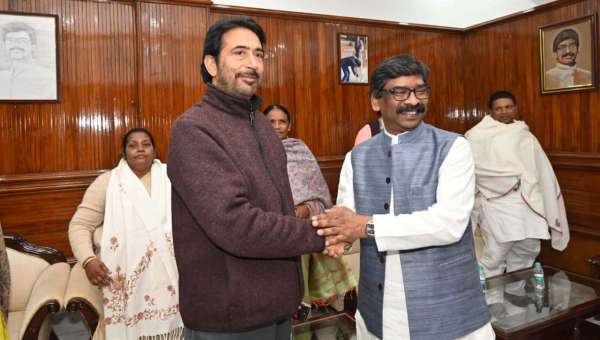 मुख्यमंत्री आवास में हेमंत सोरेन ने सत्ता पक्ष के मंत्री और विधायकों के साथ बैठक की। इस बैठक में मुख्यमंत्री की पत्नी कल्पना सोरेन भी शामिल हुई।