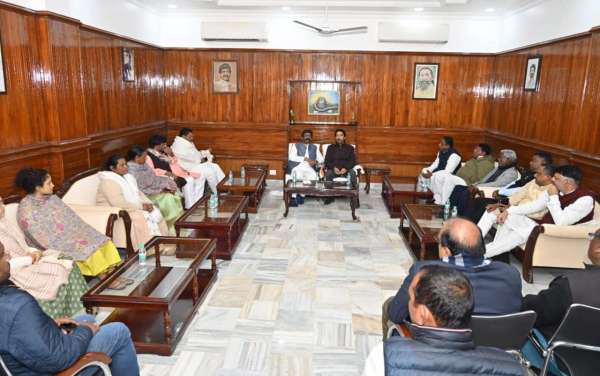 बापू वाटिका मंगलवार सुबह प्रार्थना के गीतों से गूंज उठी। यहां अनेक लोग और खासतौर पर बच्चों ने सस्वर सर्वधर्म समभाव के भजन पेश किए।