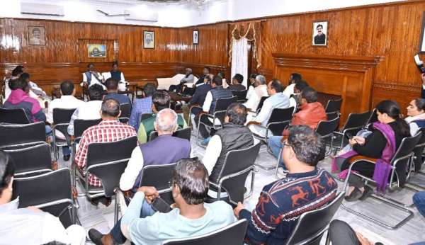 बापू वाटिका में भजनों की प्रस्तुति के दौरान लोकवाद्य यंत्रों की धुनों ने लोगों को आकर्षित किया। अनेक लोग वाद्य धुनों पर नृत्य करने लगे।