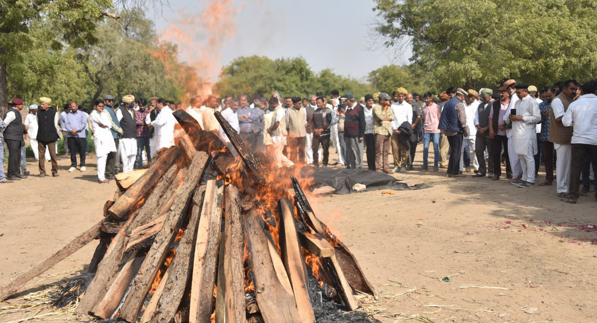 हे भगवान : लकड़ी हुई महंगी, अंतिम संस्कार करना हुआ मुश्किल