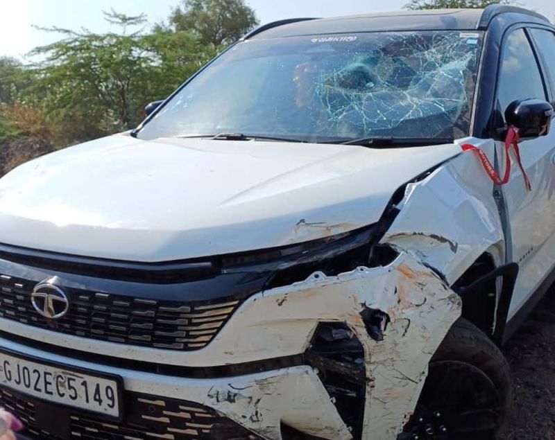 तेज रफ्तार अनियंत्रित लग्जरी गाड़ी