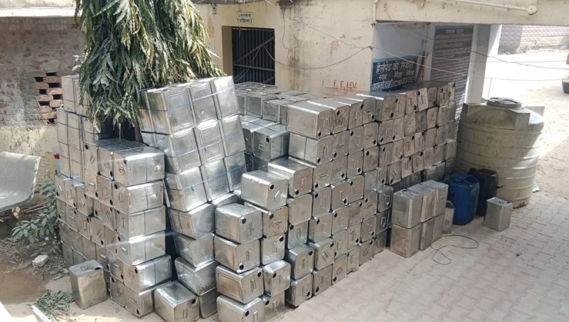 सिंथेटिक पाउडर व कलर मिलाकर बना रहे थे नकली सरसो तेल, उपकरण देखकर चौंकी पुलिस