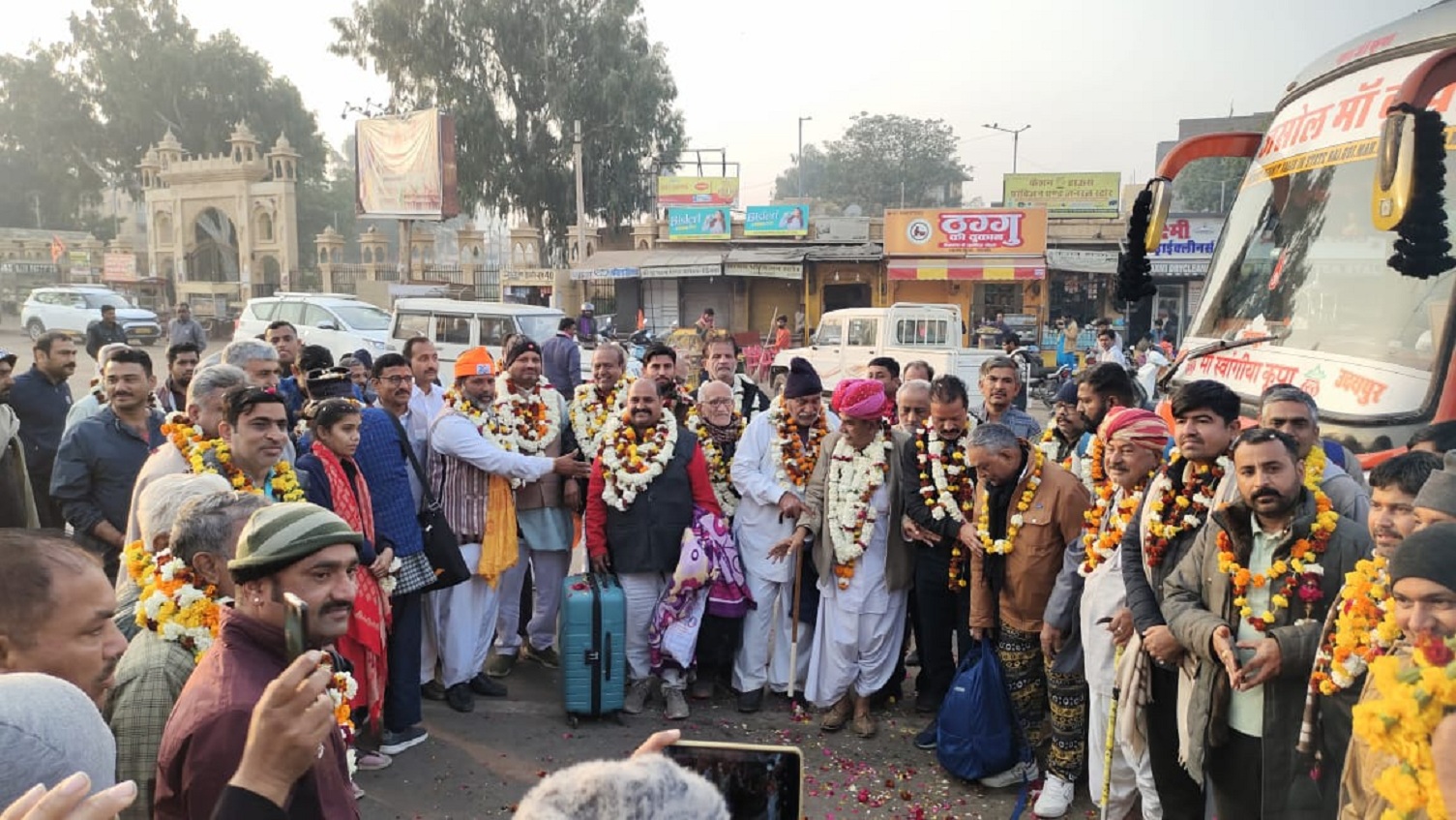 अयोध्या राम मंदिर से लौटे दर्शनार्थियों का स्वागत
